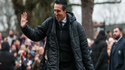 李铁今日神采奕奕，谈吐自如，发型未变